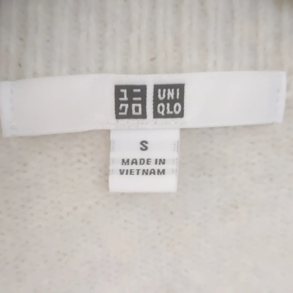 UNIQLO Cream Button-Up V-Neck Cardigan with Patch Pockets
